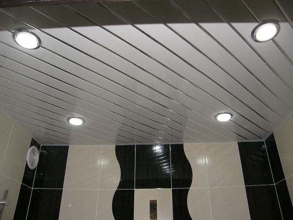 Установка подвесных потолков и светильников в туалете