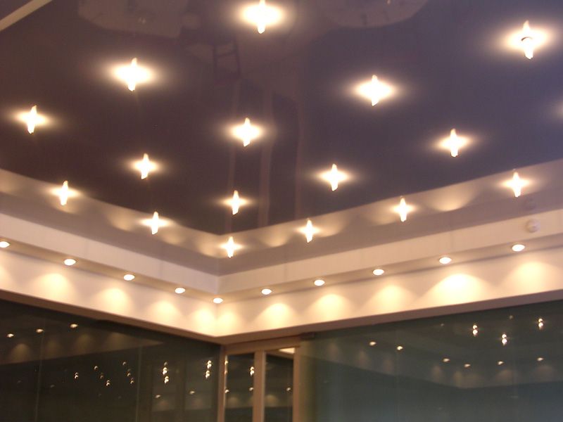 Натяжной потолок и светильники. Глянцевая мечта