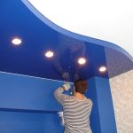 Как устанавливаются натяжные потолки с освещением