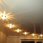 Как подобрать освещение для потолка