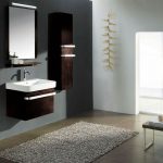 Изысканная мебель для светлой ванной комнаты