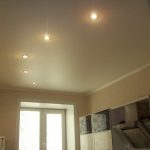 Навесные потолки с освещением: дизайнерские решения