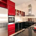 Дизайн кухни с красными дополнениями на кухне со столовой и светом