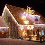 Как украсить свой дом новогодним освещением