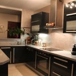 Черная кухня в стиле гламур с мозаикой и светом