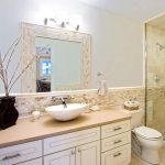 Современная светлая ванная комната в оливковом цвете
